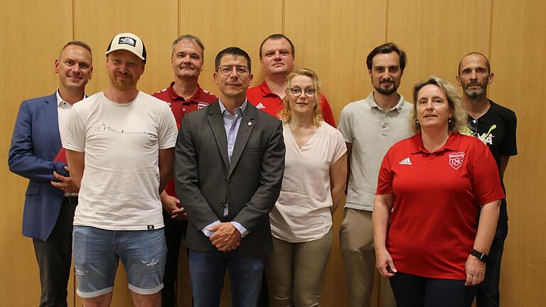 Neuer Vorstand (von links) Bürgermeister Mario Götz, Patrick Wehner, Frank Mersdorf, Matthias Hüttl, Stefan Müller, Silvia Zeier, Simon Schottdorf, Sonja Kamperdicks und Yves Schultz       -  Neuer Vorstand (von links) Bürgermeister Mario Götz, Patrick Wehner, Frank Mersdorf, Matthias Hüttl, Stefan Müller, Silvia Zeier, Simon Schottdorf, Sonja Kamperdicks und Yves Schultz