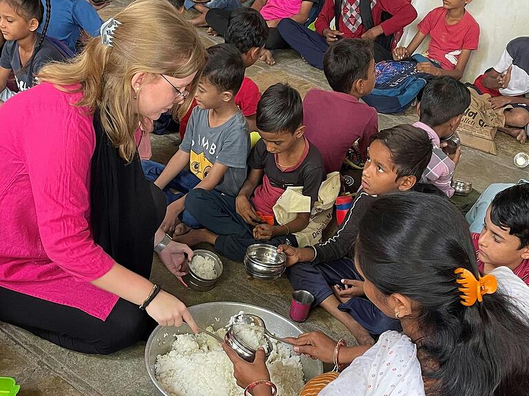 Lisa Krug beim Essen verteilen an die Kinder, die sie in Indien mitbetreut. Lisa Krug beim Essen verteilen an die Kinder, die sie in Indien mitbetreut.