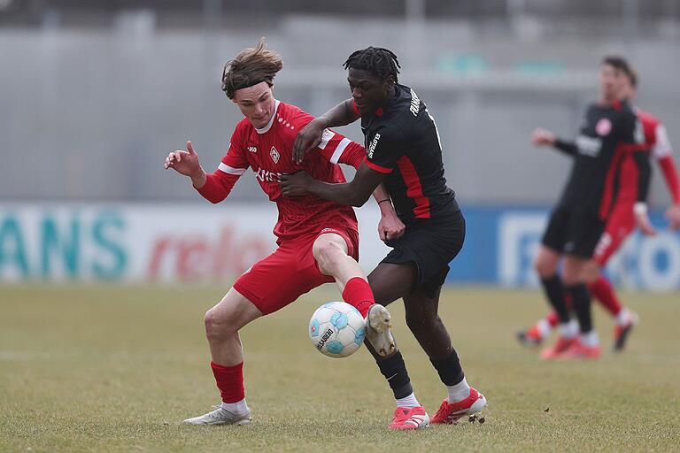 Lado Akhalaia (links im Zweikamof mit Frankfurts Fousseny Doumbia) verdiente sich bei seiner Kickers-Premiere ein Lob von Trainer Martin Lanig. Lado Akhalaia (links im Zweikamof mit Frankfurts Fousseny Doumbia) verdiente sich bei seiner Kickers-Premiere ein Lob von Trainer Martin Lanig.