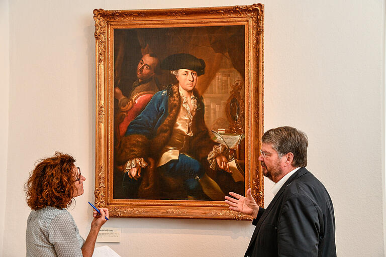 Erich Schneider erläutert Redakteurin Manuela Göbel eines seiner Lieblingsbilder im Museum für Franken auf der Festung Marienberg.