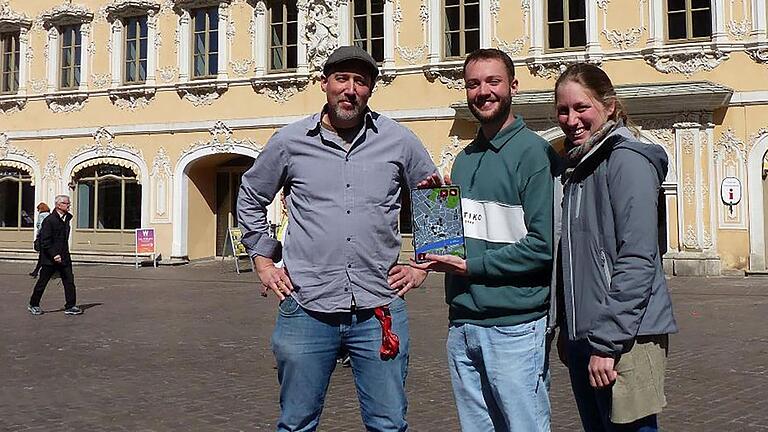 Kinder entdecken Würzburg mit dem Smartphone: App-Entwickler Nils Adelmann (Mitte) mit FHWS-Dozent Stefan Sauer und Isabella Hochrein von der Stadt Würzburg.