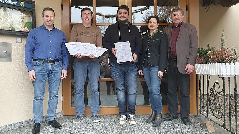 Ehrungen für die höchste Lebenstagsleistung im Landkreis sowie für 100.000 kg Milch Lebensleistungskühe.  Auf dem Foto sind zu sehen (von links): Klaus Förster (AELF Kitzingen-Würzburg), Markus Lutsch (Bischwind), Alexander Neff (Falsbrunn), Eva Espert (RZV Franken), Lothar Ehehalt (Vorsitzender RZV Franken und MER Unterfranken).