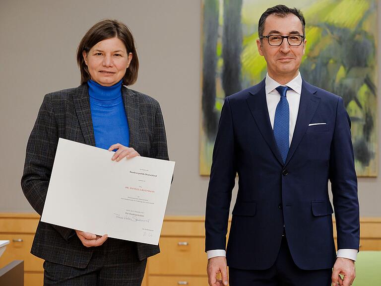 Am 8. Dezember 2021 vereidigte Bundeslandwirtschaftsminister Cem Oezdemir, Manuela Rottmann als Parlamentarische Staatssekretärin. Ende 2022 gab sie den Posten auf.