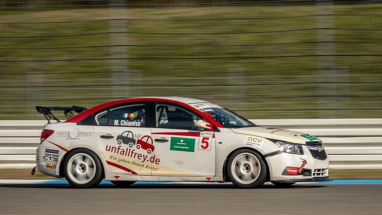 Rennfahrer Marco Chianese aus Würzburg gewann in Chevrolet die Rennen eins und zwei der Pfister-Racing Tourenwagen Challenge (PRTC) 2024 auf dem Hockenheimring. Rennfahrer Marco Chianese aus Würzburg gewann in Chevrolet die Rennen eins und zwei der Pfister-Racing Tourenwagen Challenge (PRTC) 2024 auf dem Hockenheimring.