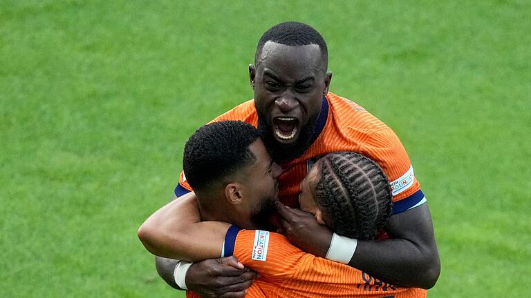 Cody Gakpo (M) - Cody Gakpo (M) erzielte seinen zweiten Turniertreffer und glich zum 1:1 für Oranje aus. Cody Gakpo (M) - Cody Gakpo (M) erzielte seinen zweiten Turniertreffer und glich zum 1:1 für Oranje aus.