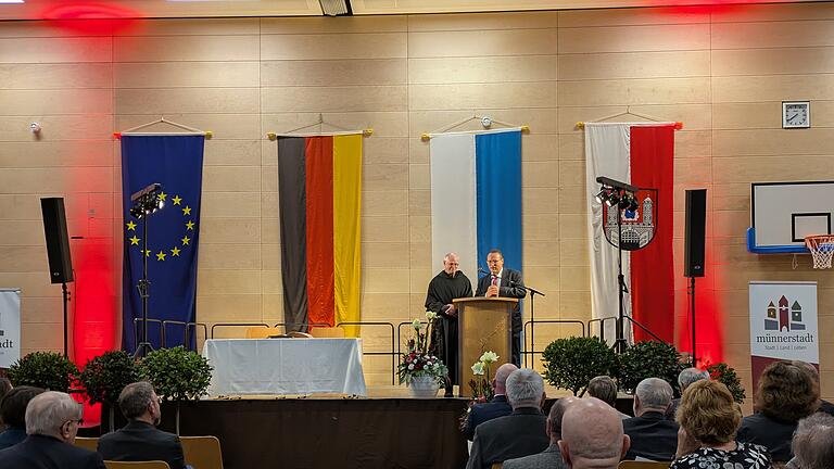 Der katholische Pfarrer, Pater Markus Reis, sowie der evangelische, Martin Hild, gaben einen geistlichen Segen. - Der katholische Pfarrer, Pater Markus Reis, sowie der evangelische, Martin Hild, gaben einen geistlichen Segen. Der katholische Pfarrer, Pater Markus Reis, sowie der evangelische, Martin Hild, gaben einen geistlichen Segen. - Der katholische Pfarrer, Pater Markus Reis, sowie der evangelische, Martin Hild, gaben einen geistlichen Segen.