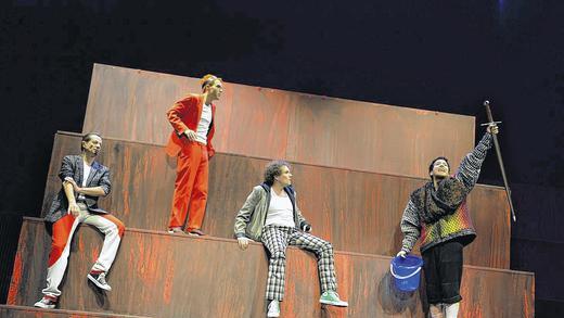 „Neues von den Nibelungen“ im Schlossinnenhof - (pm) Die Stadt Bad Mergentheim zeigt in einer Open-Air-Inszenierung des Landestheaters Tübingen „Neues von den Nibelungen.“ Das Theaterstück wird im Schlossinnenhof am Donnerstag, 3. Juli, um 20.30 Uhr aufgeführt. Wer kennt es nicht, das Nibelungenlied, die große Sage um Liebe und Macht, um Verrat und Rache? Wer kennt sie nicht, die Hauptfiguren dieser berühmten Tragödie: den schwachen König Gunther, den unverwundbaren Helden Siegfried, die starke Brünhild, die rachsüchtige Königin Kriemhild, den Verräter Hagen von Tronje, den Hunnenkönig Etzel und und und. Wie kaum ein anderer Stoff beschäftigt das mittelalterliche Heldenepos die Deutschen. Und kaum ein anderer Stoff ist so oft für die Bühne adaptiert worden. Die spielfreudige Truppe des Landestheaters bestreitet den Abend und eignet sich auf eine unkonventionelle Art und Weise diesen großen Stoff an. So wird das mittelalterliche Heldenepos nun zum ersten Mal mit den Mitteln des Kindertheaters zum Besten gegeben. Eine überraschende Verknüpfung, die einen ganz neuen, unverstellten Blick auf die scheinbar so bekannte Geschichte ermöglicht. Das Stück ist für Kinder ab elf Jahren geeignet. Karten im Vorverkauf gibt es am Schalter der Tourist-Info unter (0 79 31) 57-48 15, der Kurverwaltung, (0 79 31) 9 65-2 25 und bei der Tauber-Zeitung. „Neues von den Nibelungen“ im Schlossinnenhof - (pm) Die Stadt Bad Mergentheim zeigt in einer Open-Air-Inszenierung des Landestheaters Tübingen „Neues von den Nibelungen.“ Das Theaterstück wird im Schlossinnenhof am Donnerstag, 3. Juli, um 20.30 Uhr aufgeführt. Wer kennt es nicht, das Nibelungenlied, die große Sage um Liebe und Macht, um Verrat und Rache? Wer kennt sie nicht, die Hauptfiguren dieser berühmten Tragödie: den schwachen König Gunther, den unverwundbaren Helden Siegfried, die starke Brünhild, die rachsüchtige Königin Kriemhild, den Verräter Hagen von Tronje, den Hunnenkönig Etzel und und und. Wie kaum ein anderer Stoff beschäftigt das mittelalterliche Heldenepos die Deutschen. Und kaum ein anderer Stoff ist so oft für die Bühne adaptiert worden. Die spielfreudige Truppe des Landestheaters bestreitet den Abend und eignet sich auf eine unkonventionelle Art und Weise diesen großen Stoff an. So wird das mittelalterliche Heldenepos nun zum ersten Mal mit den Mitteln des Kindertheaters zum Besten gegeben. Eine überraschende Verknüpfung, die einen ganz neuen, unverstellten Blick auf die scheinbar so bekannte Geschichte ermöglicht. Das Stück ist für Kinder ab elf Jahren geeignet. Karten im Vorverkauf gibt es am Schalter der Tourist-Info unter (0 79 31) 57-48 15, der Kurverwaltung, (0 79 31) 9 65-2 25 und bei der Tauber-Zeitung.