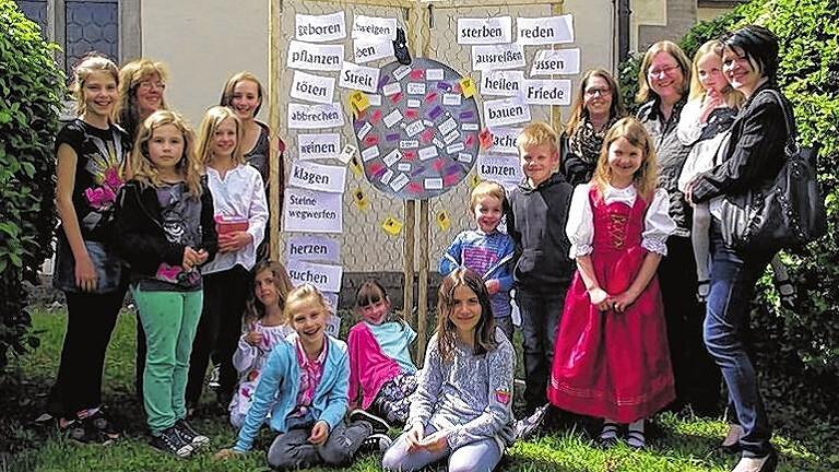 Kindergottesdienst macht Sommerpause       -  (plo)   In Wiesenbronn feierten die Kinder mit dem Vorbereitungsteam den letzten Kindergottesdienst vor der Sommerpause. Dabei setzte man sich mit dem Thema Zeit beziehungsweise keine Zeit auseinander, so eine Mitteilung. Die Mädchen und Jungen hatten ihre Gedanken dazu aufgemalt oder aufgeschrieben und stellten sie den Kirchenbesuchern vor. Pfarrerin Esther Meist griff in der Predigt den Bibeltext &bdquo;Alles hat seine Zeit&ldquo; auf und lud die Gottesdienstbesucher ein, sich ebenfalls Gedanken dazu zu machen. Die Kinder hatten extra für den Gottesdienst ein Lied einstudiert, das sie, begleitet von Lisa Gebert und Tanja mit der Gitarre, vortrugen. Beim &bdquo;Kirchenkaffee&ldquo; erhielten die Kinder ein Abschiedsgeschenk und die Einladung für das nächste Kindergottesdienstjahr.