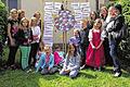 Kindergottesdienst macht Sommerpause       -  (plo)   In Wiesenbronn feierten die Kinder mit dem Vorbereitungsteam den letzten Kindergottesdienst vor der Sommerpause. Dabei setzte man sich mit dem Thema Zeit beziehungsweise keine Zeit auseinander, so eine Mitteilung. Die Mädchen und Jungen hatten ihre Gedanken dazu aufgemalt oder aufgeschrieben und stellten sie den Kirchenbesuchern vor. Pfarrerin Esther Meist griff in der Predigt den Bibeltext &bdquo;Alles hat seine Zeit&ldquo; auf und lud die Gottesdienstbesucher ein, sich ebenfalls Gedanken dazu zu machen. Die Kinder hatten extra für den Gottesdienst ein Lied einstudiert, das sie, begleitet von Lisa Gebert und Tanja mit der Gitarre, vortrugen. Beim &bdquo;Kirchenkaffee&ldquo; erhielten die Kinder ein Abschiedsgeschenk und die Einladung für das nächste Kindergottesdienstjahr.