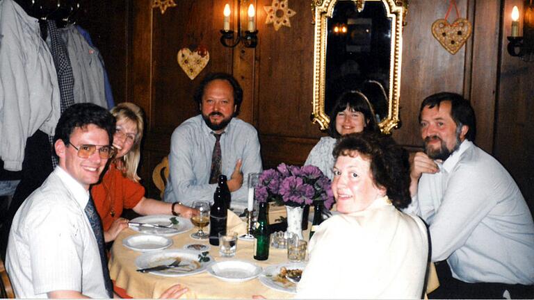 Förderer und Unterstützer der Städtepartnerschaft zwischen Bad Neustadt und Pershore: David und Julie Hemming (vorne) sowie (ab 2. von links) Renate und Wolfgang Poppe, Ilse und Karl-Heinz Buchta. Aufgenommen wurde das Foto 1992 im Gasthaus 'Löwen'. Förderer und Unterstützer der Städtepartnerschaft zwischen Bad Neustadt und Pershore: David und Julie Hemming (vorne) sowie (ab 2. von links) Renate und Wolfgang Poppe, Ilse und Karl-Heinz Buchta. Aufgenommen wurde das Foto 1992 im Gasthaus 'Löwen'.