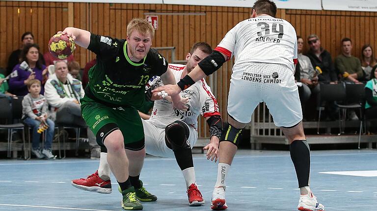 Rimpars Kreisläufer Patrick Gempp (am Ball) war nach einem Schlag gegen den Kopf vorübergehend außer Gefecht gesetzt. Rimpars Kreisläufer Patrick Gempp (am Ball) war nach einem Schlag gegen den Kopf vorübergehend außer Gefecht gesetzt. 