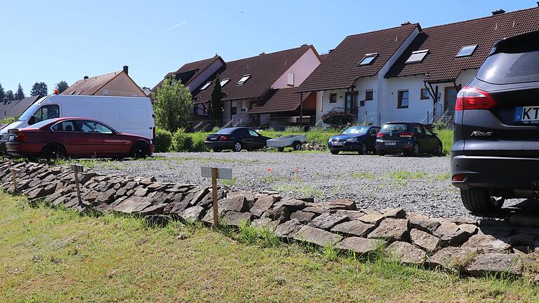 Auf diesem Parkplatz unterhalb der Wohnhäuser am Kitzinger Fuchsgraben plant ein privater Investor ein mehrgeschossiges Gebäude für sozialen Wohnungsbau. Auf diesem Parkplatz unterhalb der Wohnhäuser am Kitzinger Fuchsgraben plant ein privater Investor ein mehrgeschossiges Gebäude für sozialen Wohnungsbau.