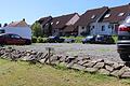 Auf diesem Parkplatz unterhalb der Wohnhäuser am Kitzinger Fuchsgraben plant ein privater Investor ein mehrgeschossiges Gebäude für sozialen Wohnungsbau.