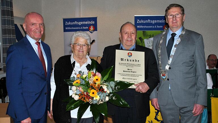 Hubert Englert aus Wülfershausen, hier mit Ehefrau Maria Englert, wurde von Bürgermeister Wolfgang Seifert zum Ehrenbürger ernannt, Landrat Thomas Habermann (links) gratulierte. Hubert Englert aus Wülfershausen, hier mit Ehefrau Maria Englert, wurde von Bürgermeister Wolfgang Seifert zum Ehrenbürger ernannt, Landrat Thomas Habermann (links) gratulierte.