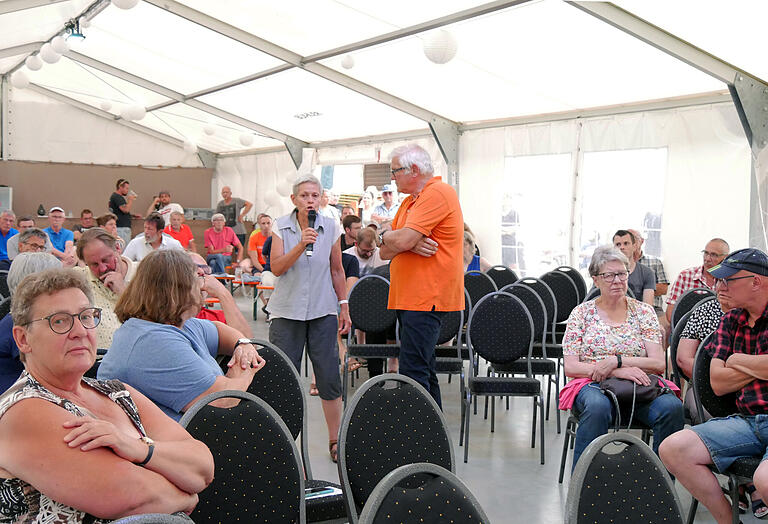 Bei der Versammlung der Bürgerinitiative 'Fährbrück 23' konnten sich alle Anwesenden zu Wort melden und bekamen von Pressesprecher Norbert Wendel das Mikrofon.