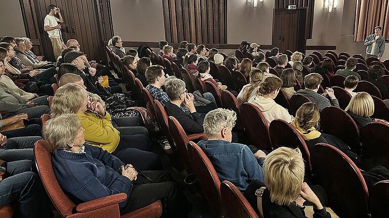 Vor großem Publikum in den Stadtsaal Lichtspielen in Bad Königshofen präsentierte der junge Filmemacher Nils Arbes sein neuestes Werk 'Das Pitch Paradoxon.' Vor großem Publikum in den Stadtsaal Lichtspielen in Bad Königshofen präsentierte der junge Filmemacher Nils Arbes sein neuestes Werk 'Das Pitch Paradoxon.'