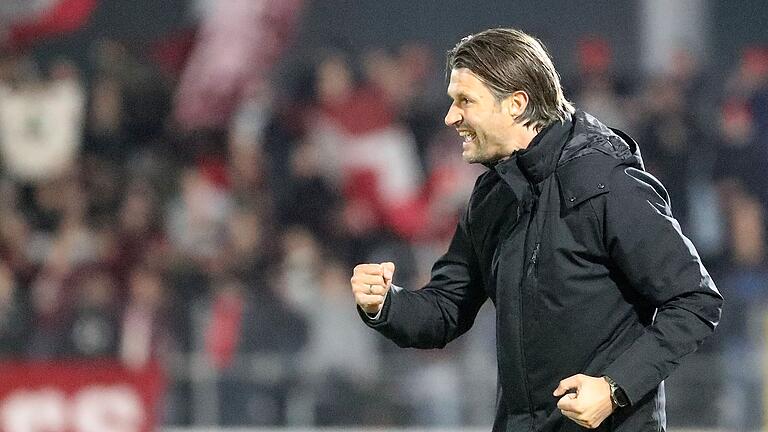 Trainer Martin Lanig (FC Würzburger Kickers) hofft auf einen Auswärtssieg seiner Mannschaft bei der DJK Vilzing. Trainer Martin Lanig (FC Würzburger Kickers) hofft auf einen Auswärtssieg seiner Mannschaft bei der DJK Vilzing.