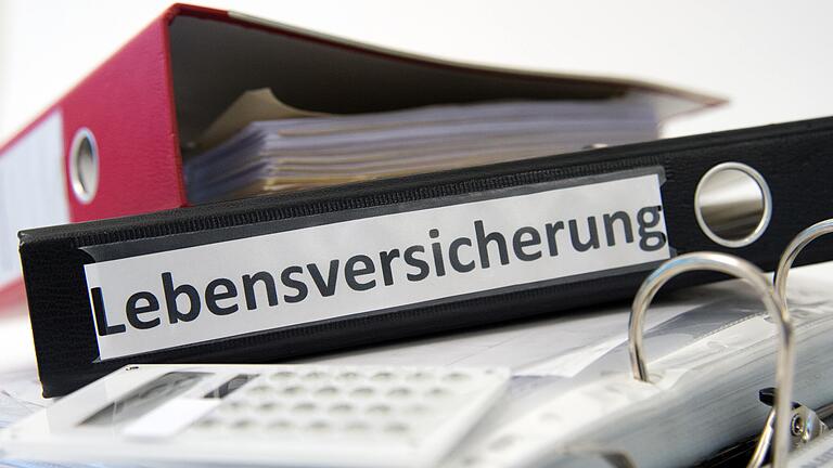Viel Papierkram: Versicherungsunterlagen füllen in vielen Haushalten ganze Aktenordner. Das IT-Unternehmen Tech11 bietet eine Software zur effektiveren Abwicklung von Vorgängen rund um Versicherungen an. Die Würzburger haben jetzt eine Kapitalspritze bekommen. Viel Papierkram: Versicherungsunterlagen füllen in vielen Haushalten ganze Aktenordner. Das IT-Unternehmen Tech11 bietet eine Software zur effektiveren Abwicklung von Vorgängen rund um Versicherungen an. Die Würzburger haben jetzt eine Kapitalspritze bekommen.