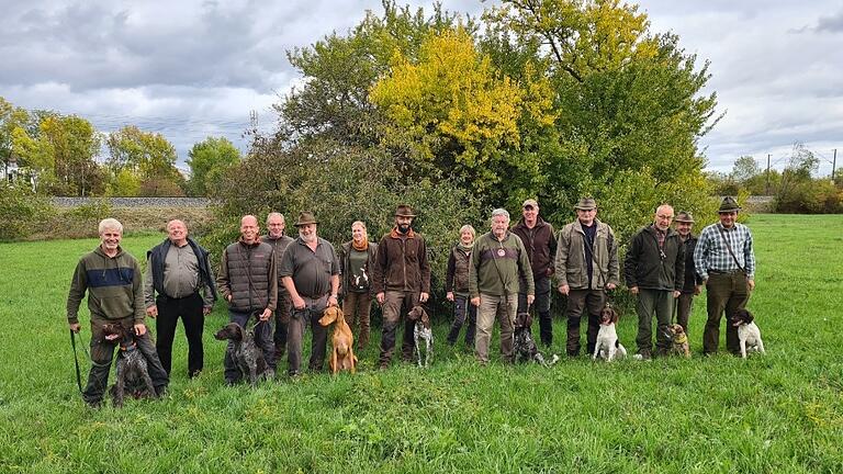 Die Brauchbarkeitsprüfung für Jagdhunde haben diese Hunde mit ihren Besitzerinnen und Besitzern bestanden.