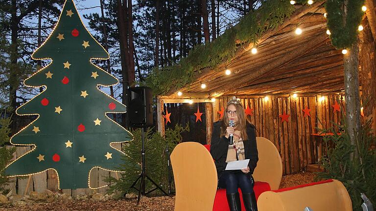 Die Fränkische Weinkönigin Eva Brockmann zog die Menschen mit der tiefsinnigen Weihnachtsgeschichte vom 'Frieden auf Erden' in ihren Bann. Die Fränkische Weinkönigin Eva Brockmann zog die Menschen mit der tiefsinnigen Weihnachtsgeschichte vom 'Frieden auf Erden' in ihren Bann.