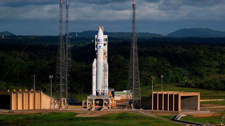 Jupiter-Sonde «Juice».jpeg       -  Eine Ariane-5-Rakete mit der Raumsonde Jupiter Icy Moons Explorer, Juice, auf der Startrampe im europäischen Weltraumbahnhof.