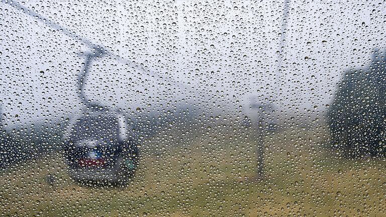 Wetter in Bayern       -  Schlechte Sicht aufgrund des Regens haben Fahrgäste der Gondel am Großen Arber.