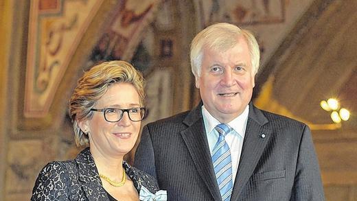 Hohe Auszeichnung: Den Bayerischer Verdienstorden erhielt die Firmenchefin von Warema, Angelique Renkhoff-Mücke aus Marktheidenfeld, in der Münchener Residenz von Bayerns Ministerpräsident Horst Seehofer überreicht. Hohe Auszeichnung: Den Bayerischer Verdienstorden erhielt die Firmenchefin von Warema, Angelique Renkhoff-Mücke aus Marktheidenfeld, in der Münchener Residenz von Bayerns Ministerpräsident Horst Seehofer überreicht.