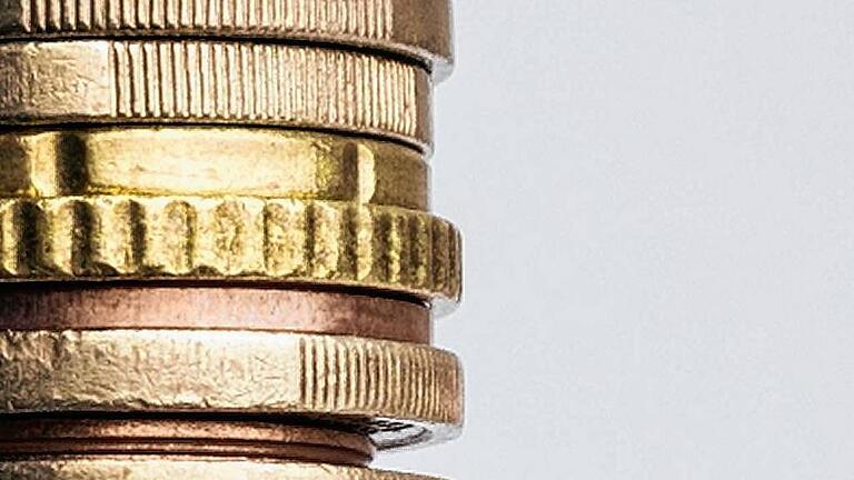 Niedrigzinspolitik: Stiftungen müssen umdenken - Gemeinnützige Zwecke erfüllen, Initiativen und Projekte fördern, Benachteiligte unterstützen und das für eine möglichst lange Zeit: Im Landkreis Main-Spessart gibt es laut Bayerischem Landesamt für Statistik 27 Stiftungen. Doch die niedrigen Zinsniveaus beeinträchtigen deren Arbeit; vor allem die Ausschüttungen. Die Sparkassenstiftung für den Landkreis Main-Spessart hat einen Weg gefunden, die niedrigen Zinserträge auszugleichen. „Wir stiften jährlich zu, um das Kapital aufzustocken“, erklärt Rainer Ankenbrand von der Sparkasse Mainfranken. Im vergangenen Jahr seien etwa 1,5 Millionen Euro in die Stiftung geflossen. Außerdem investiere man seit einigen Jahren auch in andere Anlagen, wie etwa Immobilienfonds, um nicht allein auf die Zinserträge angewiesen zu sein. Aus den Erträgen der Stiftung würden zudem Rücklagen gebildet, statt alles auszuschütten. Durch diese Maßnahmen kann die 1986 gegründete Stiftung auch heute noch ihren Zweck erfüllen. Der umfasst die Förderung der Region in einem „breit aufgestellten Spektrum“, so Ankenbrand. „Wir unterstützen eigentlich alles, was gemeinnützig ist, von Kultur und Sport über Wissenschaft bis hin zu Tierschutz und Jugend- und Altenhilfe.“ Im Jahr 2016 konnten insgesamt 190 000 Euro ausgeschüttet werden. So erhielten unter anderem der Tierschutzverein und die Lebenshilfe Main-Spessart, die Scherenburgfestspiele oder der THW Spenden, „jeweils im vierstelligen Bereich.“ Zustiftungen von außen gebe es bei der Sparkassenstiftung Main-Spessart nicht. Der gesamte Grundstock wird von der Sparkasse selbst gestellt. Momentan beträgt er laut Ankenbrand rund acht Millionen Euro. Das Landratsamt Main-Spessart gibt an, dass sich die niedrigen Zinsen ebenfalls negativ auf die Förderungen der Jugendstiftung des Landkreises auswirken. Es werde weniger ausgeschüttet, da das Kapital der Stiftung nicht gemindert werden dürfe. Deshalb seien Zustiftungen und Spenden von außen nötig. So könne die Stiftung weiterhin ihren Zweck erfüllen und „zukunftsweisende Pilotprojekte der Jugendarbeit im Landkreis Main-Spessart, insbesondere im kulturellen Bereich“, fördern. Der ursprüngliche Grundstock der Stiftung von 54.023 Euro kam bei der Gründungsveranstaltung am 19. November 2005 zusammen und setzte sich aus Eintrittsgeldern, Spenden, Tombola- und Losverkäufen zusammen. Aus den Zinserträgen werden Gelder sowohl für Einzel- als auch Gruppenförderungen ausgeschüttet, für die vorher ein Antrag gestellt werden muss. Neben diesen Förderungen ist das Hauptprojekt der Jugendstiftung des Landkreises der Jugendkulturpreis. Dieser wurde 2010 ins Leben gerufen, um Kinder und Jugendliche bis zu einem Alter von 26 Jahren in den Bereichen Musik, darstellende Kunst, bildende Kunst und Literatur zur Kreativität anzuregen und zu fördern. Als eine der größten privaten Stiftungen im Landkreis mit einem Vermögen von momentan 2,3 Millionen Euro kann die Dr. Heinrich und Christine Renkl-Stiftung in Marktheidenfeld trotz niedriger Zinsniveaus nach wie vor hohe Ausschüttungen tätigen. Grund dafür ist laut Renkl-Stiftung die Investition des gesamten Vermögens in langfristige Anlagen, für die die Stiftung auch heute noch gute Zinsen erhält. So konnten auch im Jahr 2016 etwa 80 000 Euro für Sprachstudienreisen und zwischen 10 000 und 15 000 Euro für die Berufsfachschule für Krankenpflege des Landkreises gespendet werden – denn der Stiftungszweck lautet, Schul- und Berufsausbildung, insbesondere die Schaffung und den Erhalt von Lehrplätzen sowie die beruflicher Weiterbildung junger Menschen im In- und Ausland, zu fördern. Nun müsse man sich überlegen, was man mit dem Kapital machen wolle, sobald die momentanen Anlagen auslaufen. Einen konkreten Plan habe der Vorstand, bestehend aus Landrat Thomas Schiebel, Gisela Renkl-Reinke – einer Tochter des Stifters – und Michael Kerber, sowie Geschäftsführer Werner Pflaum, noch nicht; allerdings einige Ideen. So werde zum Beispiel darüber nachgedacht, in Immobilien zu investieren. Die 1973 vom Gründer des Paidiwerks, Dr. Heinrich Renkl, ins Leben gerufene Stiftung wird auch in diesem Jahr zunächst wieder etwa 80 Schüler in Gastfamilien in Malahide in Irland oder St. Malo in Frankreich schicken. Dort erhalten die Jugendlichen 14 Tage lang intensiven Sprachunterricht. Die Familien zahlen lediglich die An- und Abreise. Welche Schüler die Reise antreten, entscheiden die Schulen. Sollte jemand ausgewählt werden, dessen Eltern die Reisekosten nicht aufbringen können, werden auch diese von der Stiftung übernommen. Bei der Berufsfachschule für Krankenpflege unterstützt die Renkl-Stiftung vor allem das „Praktikum Spezial“. Dabei erhalten die Pflegeschüler die Chancen, an große Kliniken in ganz Deutschland zu gehen und dort zu arbeiten und zu lernen. Weitere Spenden fließen außerdem an soziale Einrichtungen wie die Lebenshilfen Marktheidenfeld und Lohr. Bei der Hans-Wilhelm Renkhoff-Stiftung aus Marktheidenfeld kommt es aufgrund der niedrigen Zinssätze zu geringeren Ausschüttungen. Zwar könne die Stiftung laut Pressesprecherin Lilli Heyer nach wie vor den ursprünglichen Zweck – „die Forschung und Entwicklung an Hochschulen, vor allem der Hochschule für angewandte Wissenschaften Würzburg-Schweinfurt, auf dem Gebiet des Ingenieurwesens und der Betriebswirtschaftslehre sowie der Praxis zu fördern“ – erfüllen, jedoch in geringerem Umfang. Die 1995 gegründete Stiftung biete momentan vor allem finanzielle Unterstützung für die Vergabe von Forschungs- und Lehraufträgen sowie Auszeichnungen von Studenten mit hervorragenden Leistungen oder auch Stipendien an der Hochschule Würzburg-Schweinfurt. Zustiftungen gebe es keine, und da das Kapital nicht angegangen werden solle, müsse man die Spenden geringer halten. Für kleinere Stiftungen bedeuten die niedrigen Zinsen noch größere Probleme. Die Dr. Otto und Luise Weisbrod-Stiftung in Marktheidenfeld kann nur noch wenige Ausschüttungen zur Förderung der Lebenshilfe Marktheidenfeld, die regelmäßig Spenden erhält, tätigen. Als kleine Stiftung habe man eben nur die mittlerweile sehr geringen Zinserträge, und da gebe es dann zunächst mal das oberste Ziel, das Vermögen zu erhalten. Das stifteten die Eheleute Weisbrod im Jahr 2001 als ihr Erbe. Hermann Richartz, ein Bekannter von Luise Weisbrod, riet damals der kinderlosen Witwe, ihr Geld in einer Stiftung anzulegen, um im Namen ihres Mannes Kultur und Soziales in der Stadt zu fördern. Seitdem kümmert er sich ehrenamtlich um die Verwaltung. Zustiftungen oder Spenden habe die Stiftung noch nie erhalten. „Deshalb gab es mal zwei oder drei Jahre, in denen ich keine Ausschüttungen tätigen konnte“, so Richartz. Sollten die Zinssätze nicht wieder steigen, könnte es also vor allem für kleinere Stiftungen problematisch werden, weiter jährlich auszuschütten. Dann ist es vielleicht irgendwann nicht mehr möglich, gemeinnützige Zwecke zu erfüllen, Initiativen und Projekte zu fördern, Benachteiligte zu unterstützen – und das für eine möglichst lange Zeit. Niedrigzinspolitik: Stiftungen müssen umdenken - Gemeinnützige Zwecke erfüllen, Initiativen und Projekte fördern, Benachteiligte unterstützen und das für eine möglichst lange Zeit: Im Landkreis Main-Spessart gibt es laut Bayerischem Landesamt für Statistik 27 Stiftungen. Doch die niedrigen Zinsniveaus beeinträchtigen deren Arbeit; vor allem die Ausschüttungen. Die Sparkassenstiftung für den Landkreis Main-Spessart hat einen Weg gefunden, die niedrigen Zinserträge auszugleichen. „Wir stiften jährlich zu, um das Kapital aufzustocken“, erklärt Rainer Ankenbrand von der Sparkasse Mainfranken. Im vergangenen Jahr seien etwa 1,5 Millionen Euro in die Stiftung geflossen. Außerdem investiere man seit einigen Jahren auch in andere Anlagen, wie etwa Immobilienfonds, um nicht allein auf die Zinserträge angewiesen zu sein. Aus den Erträgen der Stiftung würden zudem Rücklagen gebildet, statt alles auszuschütten. Durch diese Maßnahmen kann die 1986 gegründete Stiftung auch heute noch ihren Zweck erfüllen. Der umfasst die Förderung der Region in einem „breit aufgestellten Spektrum“, so Ankenbrand. „Wir unterstützen eigentlich alles, was gemeinnützig ist, von Kultur und Sport über Wissenschaft bis hin zu Tierschutz und Jugend- und Altenhilfe.“ Im Jahr 2016 konnten insgesamt 190 000 Euro ausgeschüttet werden. So erhielten unter anderem der Tierschutzverein und die Lebenshilfe Main-Spessart, die Scherenburgfestspiele oder der THW Spenden, „jeweils im vierstelligen Bereich.“ Zustiftungen von außen gebe es bei der Sparkassenstiftung Main-Spessart nicht. Der gesamte Grundstock wird von der Sparkasse selbst gestellt. Momentan beträgt er laut Ankenbrand rund acht Millionen Euro. Das Landratsamt Main-Spessart gibt an, dass sich die niedrigen Zinsen ebenfalls negativ auf die Förderungen der Jugendstiftung des Landkreises auswirken. Es werde weniger ausgeschüttet, da das Kapital der Stiftung nicht gemindert werden dürfe. Deshalb seien Zustiftungen und Spenden von außen nötig. So könne die Stiftung weiterhin ihren Zweck erfüllen und „zukunftsweisende Pilotprojekte der Jugendarbeit im Landkreis Main-Spessart, insbesondere im kulturellen Bereich“, fördern. Der ursprüngliche Grundstock der Stiftung von 54.023 Euro kam bei der Gründungsveranstaltung am 19. November 2005 zusammen und setzte sich aus Eintrittsgeldern, Spenden, Tombola- und Losverkäufen zusammen. Aus den Zinserträgen werden Gelder sowohl für Einzel- als auch Gruppenförderungen ausgeschüttet, für die vorher ein Antrag gestellt werden muss. Neben diesen Förderungen ist das Hauptprojekt der Jugendstiftung des Landkreises der Jugendkulturpreis. Dieser wurde 2010 ins Leben gerufen, um Kinder und Jugendliche bis zu einem Alter von 26 Jahren in den Bereichen Musik, darstellende Kunst, bildende Kunst und Literatur zur Kreativität anzuregen und zu fördern. Als eine der größten privaten Stiftungen im Landkreis mit einem Vermögen von momentan 2,3 Millionen Euro kann die Dr. Heinrich und Christine Renkl-Stiftung in Marktheidenfeld trotz niedriger Zinsniveaus nach wie vor hohe Ausschüttungen tätigen. Grund dafür ist laut Renkl-Stiftung die Investition des gesamten Vermögens in langfristige Anlagen, für die die Stiftung auch heute noch gute Zinsen erhält. So konnten auch im Jahr 2016 etwa 80 000 Euro für Sprachstudienreisen und zwischen 10 000 und 15 000 Euro für die Berufsfachschule für Krankenpflege des Landkreises gespendet werden – denn der Stiftungszweck lautet, Schul- und Berufsausbildung, insbesondere die Schaffung und den Erhalt von Lehrplätzen sowie die beruflicher Weiterbildung junger Menschen im In- und Ausland, zu fördern. Nun müsse man sich überlegen, was man mit dem Kapital machen wolle, sobald die momentanen Anlagen auslaufen. Einen konkreten Plan habe der Vorstand, bestehend aus Landrat Thomas Schiebel, Gisela Renkl-Reinke – einer Tochter des Stifters – und Michael Kerber, sowie Geschäftsführer Werner Pflaum, noch nicht; allerdings einige Ideen. So werde zum Beispiel darüber nachgedacht, in Immobilien zu investieren. Die 1973 vom Gründer des Paidiwerks, Dr. Heinrich Renkl, ins Leben gerufene Stiftung wird auch in diesem Jahr zunächst wieder etwa 80 Schüler in Gastfamilien in Malahide in Irland oder St. Malo in Frankreich schicken. Dort erhalten die Jugendlichen 14 Tage lang intensiven Sprachunterricht. Die Familien zahlen lediglich die An- und Abreise. Welche Schüler die Reise antreten, entscheiden die Schulen. Sollte jemand ausgewählt werden, dessen Eltern die Reisekosten nicht aufbringen können, werden auch diese von der Stiftung übernommen. Bei der Berufsfachschule für Krankenpflege unterstützt die Renkl-Stiftung vor allem das „Praktikum Spezial“. Dabei erhalten die Pflegeschüler die Chancen, an große Kliniken in ganz Deutschland zu gehen und dort zu arbeiten und zu lernen. Weitere Spenden fließen außerdem an soziale Einrichtungen wie die Lebenshilfen Marktheidenfeld und Lohr. Bei der Hans-Wilhelm Renkhoff-Stiftung aus Marktheidenfeld kommt es aufgrund der niedrigen Zinssätze zu geringeren Ausschüttungen. Zwar könne die Stiftung laut Pressesprecherin Lilli Heyer nach wie vor den ursprünglichen Zweck – „die Forschung und Entwicklung an Hochschulen, vor allem der Hochschule für angewandte Wissenschaften Würzburg-Schweinfurt, auf dem Gebiet des Ingenieurwesens und der Betriebswirtschaftslehre sowie der Praxis zu fördern“ – erfüllen, jedoch in geringerem Umfang. Die 1995 gegründete Stiftung biete momentan vor allem finanzielle Unterstützung für die Vergabe von Forschungs- und Lehraufträgen sowie Auszeichnungen von Studenten mit hervorragenden Leistungen oder auch Stipendien an der Hochschule Würzburg-Schweinfurt. Zustiftungen gebe es keine, und da das Kapital nicht angegangen werden solle, müsse man die Spenden geringer halten. Für kleinere Stiftungen bedeuten die niedrigen Zinsen noch größere Probleme. Die Dr. Otto und Luise Weisbrod-Stiftung in Marktheidenfeld kann nur noch wenige Ausschüttungen zur Förderung der Lebenshilfe Marktheidenfeld, die regelmäßig Spenden erhält, tätigen. Als kleine Stiftung habe man eben nur die mittlerweile sehr geringen Zinserträge, und da gebe es dann zunächst mal das oberste Ziel, das Vermögen zu erhalten. Das stifteten die Eheleute Weisbrod im Jahr 2001 als ihr Erbe. Hermann Richartz, ein Bekannter von Luise Weisbrod, riet damals der kinderlosen Witwe, ihr Geld in einer Stiftung anzulegen, um im Namen ihres Mannes Kultur und Soziales in der Stadt zu fördern. Seitdem kümmert er sich ehrenamtlich um die Verwaltung. Zustiftungen oder Spenden habe die Stiftung noch nie erhalten. „Deshalb gab es mal zwei oder drei Jahre, in denen ich keine Ausschüttungen tätigen konnte“, so Richartz. Sollten die Zinssätze nicht wieder steigen, könnte es also vor allem für kleinere Stiftungen problematisch werden, weiter jährlich auszuschütten. Dann ist es vielleicht irgendwann nicht mehr möglich, gemeinnützige Zwecke zu erfüllen, Initiativen und Projekte zu fördern, Benachteiligte zu unterstützen – und das für eine möglichst lange Zeit.