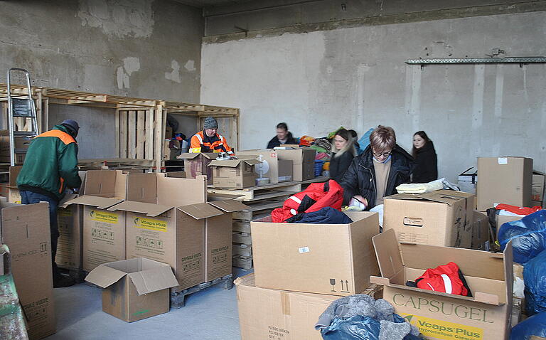 In der Sammelstelle in Sulzdorf in der Industriestraße sind viele fleißige Helfer dabei, die Spenden zu sortieren.