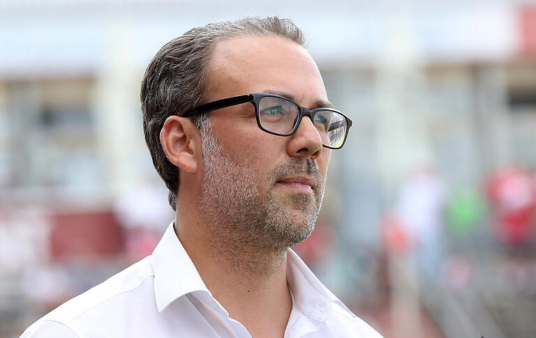 Kickers-Vorstandsvorsitzender Benjamin Hirsch freut sich über das Geld aus dem Fördertopf, das aber nicht in zusätzliche Spielerverpflichtungen fließen wird. Kickers-Vorstandsvorsitzender Benjamin Hirsch freut sich über das Geld aus dem Fördertopf, das aber nicht in zusätzliche Spielerverpflichtungen fließen wird.