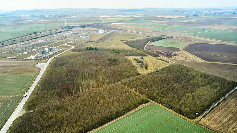 Ärger gab es auch wegen einer Stromleitung, die mitten durch den Klimawald zum Konverter führen sollte.&nbsp;