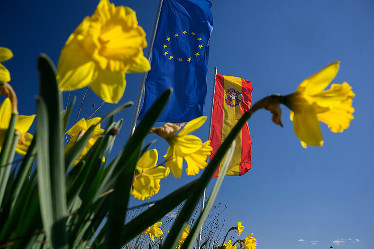 Familien kürzen die Tour ab und fahren nach dem Dürrbachtal über den Mittelpunkt der EU bei Gadheim.