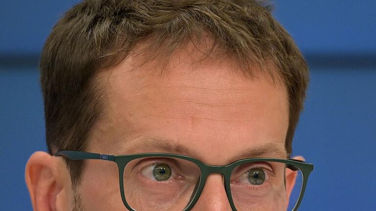Nach der Landtagswahl in Brandenburg - Grünen-Spitzenkandidat Benjamin Raschke wollte seine Partei in den Landtag führen. Doch die Grünen - bislang in der Regierungskoalition - verpassten den Einzug ins Parlament. Nach der Landtagswahl in Brandenburg - Grünen-Spitzenkandidat Benjamin Raschke wollte seine Partei in den Landtag führen. Doch die Grünen - bislang in der Regierungskoalition - verpassten den Einzug ins Parlament.