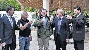 Ein Prosit auf den neuen Gradierpavillon: Unser Bild zeigt von links Bürgermeister Thomas Helbling, Zimmermeister Rainer Bulheller, Architekt Roland Ress, Kurdirektor Werner Angermüller und Stadtrat Thomas Fischer. Ein Prosit auf den neuen Gradierpavillon: Unser Bild zeigt von links Bürgermeister Thomas Helbling, Zimmermeister Rainer Bulheller, Architekt Roland Ress, Kurdirektor Werner Angermüller und Stadtrat Thomas Fischer.