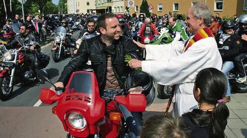 Roland Breitenbach: Seine Motorrad-Gottesdienste sind legendär. Jetzt legt sich der Seelsorger einmal mehr mit dem Bischof an.