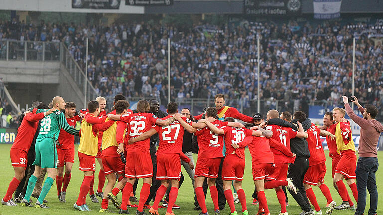 Fussball, 2. Bundesliga Relegation, MSV Duisburg - FC Würzburger Kickers       -  Die Spieler des FC Würzburger Kickers bejubeln 2017 nach dem Sieg in der Relegation gegen den MSV Duisburg den Aufstieg in die 2. Fußball-Bundesliga. Foto: Frank Scheuring/Foto2press