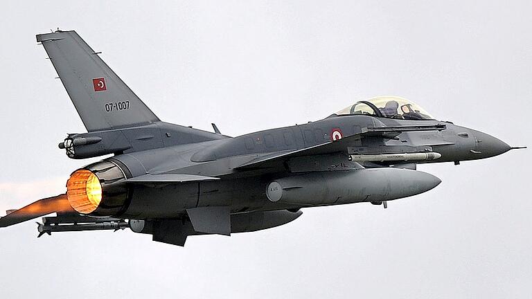 F-16 Kampfflugzeug der türkischen Luftwaffe       -  Sprechen im Ägäis-Konflikt womöglich bald die Waffen? Momentan ist es eher ein Säbelrasseln &ndash; Hier im Bild ein türkischer Kampfjet.