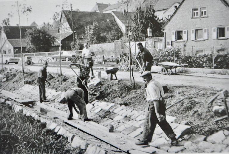 Noch bis 1967 trat der Dürrbach regelmäßig über die Ufer. Bürger und Gemeinde packten gemeinsam an, um den Bach in eine feste Betonrinne zu verlegen. Ältere Mitbürger erinnern sich noch an das Hochwasser. Noch bis 1967 trat der Dürrbach regelmäßig über die Ufer. Bürger und Gemeinde packten gemeinsam an, um den Bach in eine feste Betonrinne zu verlegen. Ältere Mitbürger erinnern sich noch an das Hochwasser.