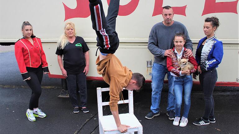 Ein Handstand gefällig: Valentino (14) zeigt, dass er trotz der Zwangspause fit ist.