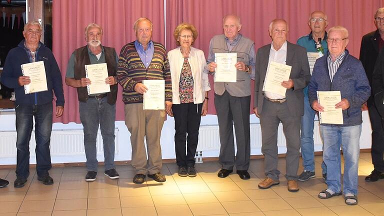 Die Vorsitzenden der Siedlergemeinschaft gratulierten den Jubilaren für langjährige Vereinstreue. Im Bild (von links): Engelbert Rößner (stellvertretender Vorsitzender), Engelbert Förster (40 Jahre), Werner Aumüller (40), Max Bauer (50), Margit Giedl, stellvertretend für Wunibald Giedl (40), Hermann Lang (50), Othmar Berthel (50), Günter Seufert  (40), Heinz Zündorf (50), Josef Meyer (Vorsitzender) und Erich Schneider (40).