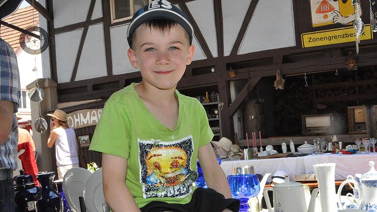 Max Hoffmann gehörte zu den jüngsten Flohmarktverkäufern auf dem Stadtfest.