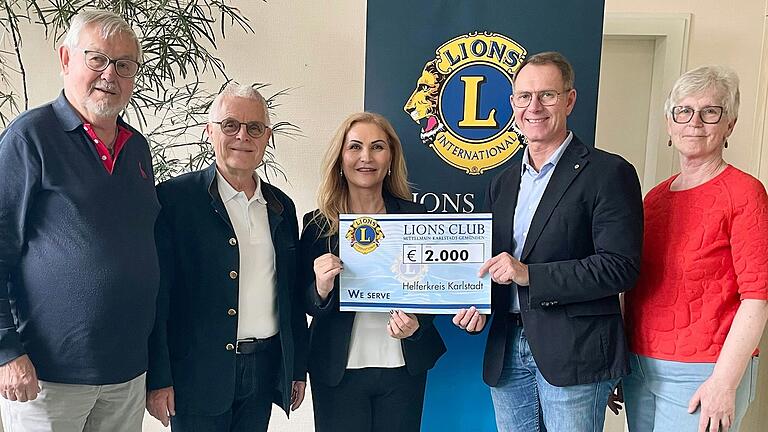 Auf dem Foto (von links): Günther Rösch (Helferkreis Karlstadt), Dr. Manfred Walther (Förderkreis im Lions-Club), Sakine Azodanlou (Helferkreis), Jürgen Czalla (Präsident Lions-Club), Bernadette Cosanne (Helferkreis).