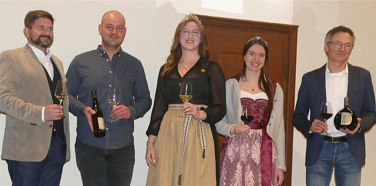 Den Stadtwein 2025 stellten (von links) vor: Weinfachberater Ralf Schwarz, Winzer Tobias Nagel, Weinprinzessin Lina I. (Dettelbach), Weinprinzessin Julia II. (Neuses am Berg) und Winzer Sebastian Apfelbacher. Den Stadtwein 2025 stellten (von links) vor: Weinfachberater Ralf Schwarz, Winzer Tobias Nagel, Weinprinzessin Lina I. (Dettelbach), Weinprinzessin Julia II. (Neuses am Berg) und Winzer Sebastian Apfelbacher.