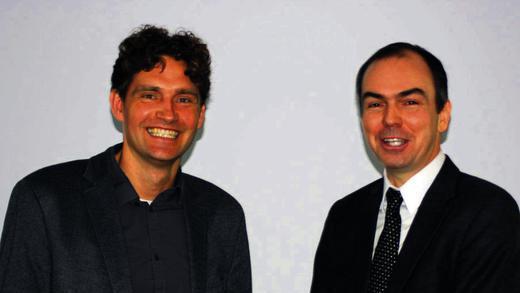 Super-Rechner: Informatikprofessor Dieter Kranzlmüller (rechts) sprach über Europas schnellsten Rechner. Andreas Vollert hatte den Vortag für das Bayernkolleg organisiert. Super-Rechner: Informatikprofessor Dieter Kranzlmüller (rechts) sprach über Europas schnellsten Rechner. Andreas Vollert hatte den Vortag für das Bayernkolleg organisiert.