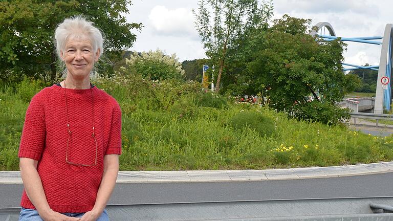 Die Kreiselmeisterin: Elisabeth Fleuchaus kümmert sich auch um die Pflege des Kreisels an der Nordbrücke in Marktheidenfeld. Die Kreiselmeisterin: Elisabeth Fleuchaus kümmert sich auch um die Pflege des Kreisels an der Nordbrücke in Marktheidenfeld.