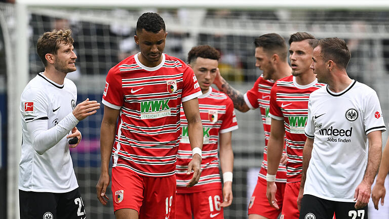 Eintracht Frankfurt - FC Augsburg.jpeg       -  Im Hintergrund freuen sich Vorlagengeber Ruben Vargas und Torschütze Ermedin Demirovic über das Tor, vorne ist die Miene von Felix Uduokhai angepannt - wie ist die Lage beim FC Augsburg?