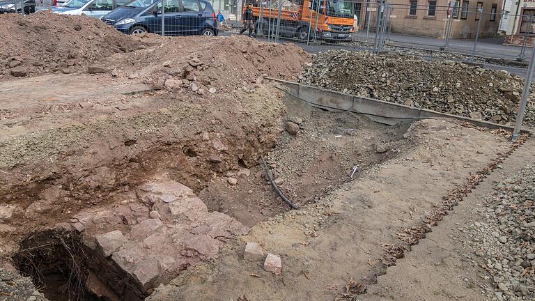 Aktuell laufen die Befunduntersuchungen für die zukünftige Gestaltung der Stadtmitte. In der Mitte des Parkplatzes soll der Gewölbekeller des ehemaligen Moschehofes erkundet werden.