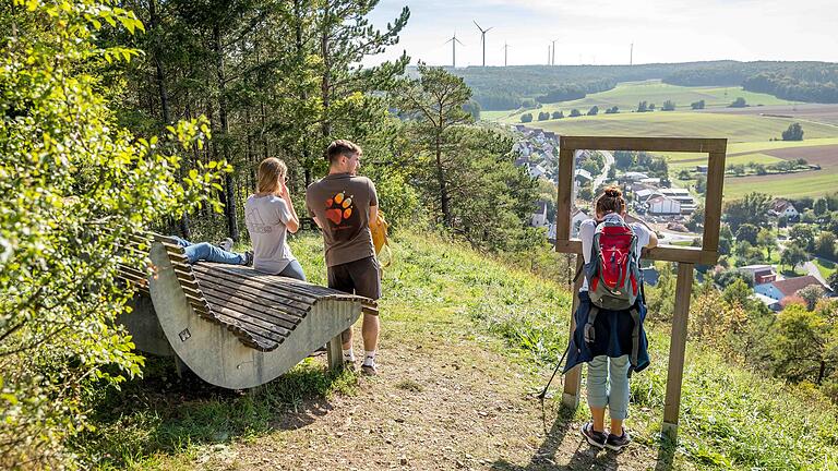 Unterwegs auf der Extratour Michelsberg bei Münnerstadt: Auf Liegebänken können Ausflügler den 'Burghäuser Blick' genießen.