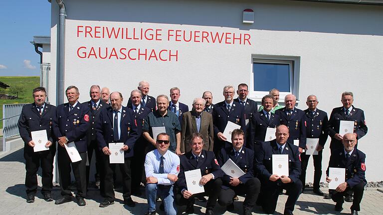Vor dem neuen Feuerwehrhaus: Die Freiwillige Feuerwehr Gauaschach ehrte viele treue Mitglieder. - Vor dem neuen Feuerwehrhaus: Die Freiwillige Feuerwehr Gauaschach ehrte viele treue Mitglieder. Vor dem neuen Feuerwehrhaus: Die Freiwillige Feuerwehr Gauaschach ehrte viele treue Mitglieder. - Vor dem neuen Feuerwehrhaus: Die Freiwillige Feuerwehr Gauaschach ehrte viele treue Mitglieder.