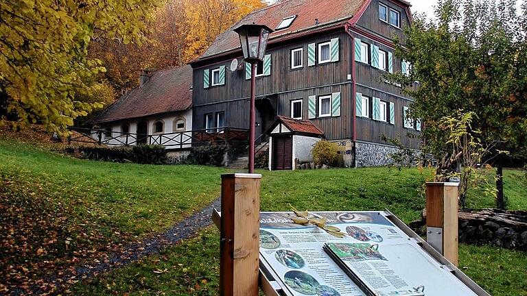 Altes Forsthaus: Darin sind heute Gästezimmer und eine Ferienwohnung eingerichtet. Altes Forsthaus: Darin sind heute Gästezimmer und eine Ferienwohnung eingerichtet.